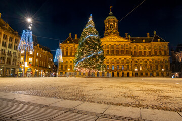 Obraz premium Christmas on the Dam square in Amsterdam at night in the Netherlands