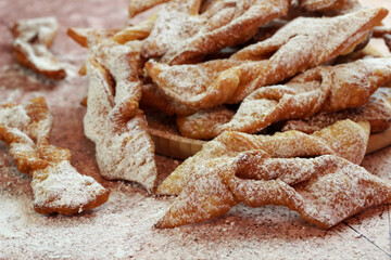 Faworki posypane cukrem pudrem