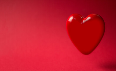 corazon suspendido con fondo rojo, concepto dia de san valentin