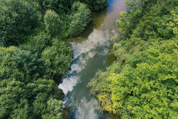 Naklejka na ściany i meble rivière avec le reflet du ciel et arbres vus d'un drone 
