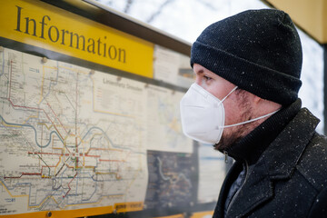 Mann mit FFP2 Maske wegen Corona Maskenpflicht im öffentlichen Nahverkehr in Deutschland Sachsen...