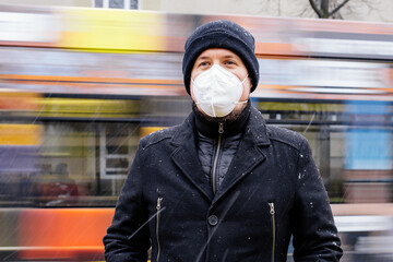 Mann mit FFP2 Maske wegen Corona Maskenpflicht im öffentlichen Nahverkehr in Deutschland Sachsen...