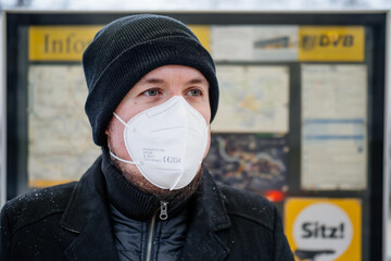 Mann mit FFP2 Maske wegen Corona Maskenpflicht im öffentlichen Nahverkehr in Deutschland Sachsen...