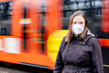 Frau mit FFP2 Maske wegen verschärfter Corona Maskenpflicht im öffentlichen Nahverkehr in...