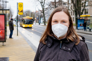 Frau mit FFP2 Maske wegen verschärfter Corona Maskenpflicht im öffentlichen Nahverkehr in...