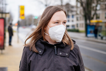 Frau mit FFP2 Maske wegen verschärfter Corona Maskenpflicht im öffentlichen Nahverkehr in...