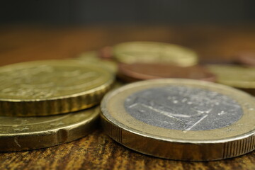 Nahaufnahme einiger Euromünzen