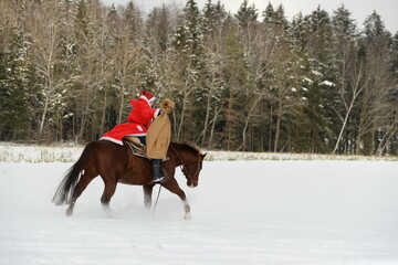 western santa. Weihnachtsmann auf einem Pferd im Schnee