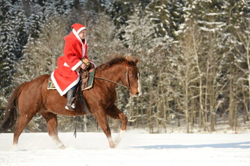 western santa. Weihnachtsmann auf einem Pferd im Schnee
