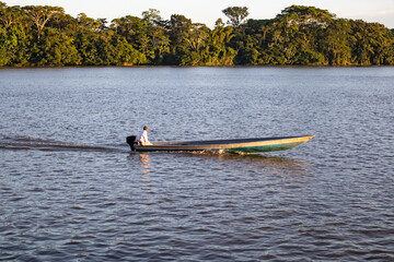 Navegando en el rio, rio amazonas. 