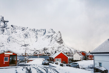 Blick auf Reine in Norwegen. Eine winterliche Reise auf den Lofoten in Nordeuropa.