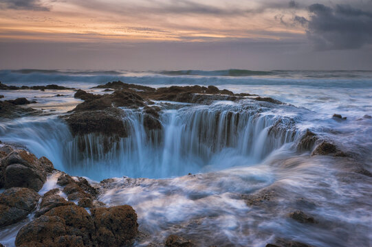 Thor&sbquo;&Auml;&ocirc;s Well at sunset