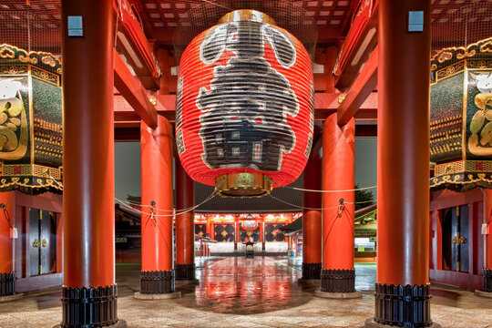 Japan, Tokyo, Asakusa, Senso-Ji Temple, entrance under paper lantern