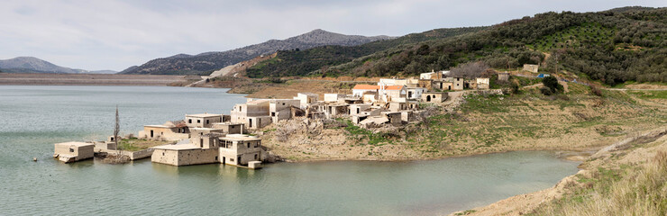 Obraz premium Deserted village on a lake surrounded by mountains (Crete, Greece)