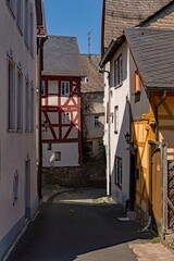 Fototapeta na wymiar Gasse in der Altstadt von Herborn in Hessen, Deutschland 