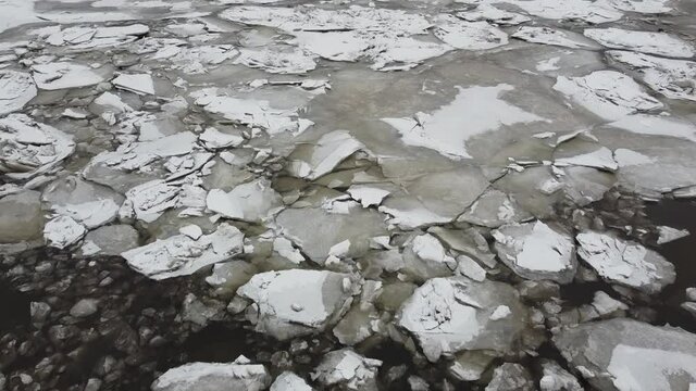 vue a&eacute;rienne des glaces sur la mer