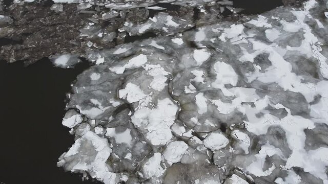 vue a&eacute;rienne des glaces sur la mer