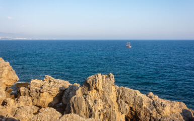 Fototapeta na wymiar Scenic view of sea, ship and rocks