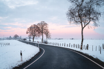 Lever de soleil sur paysage de campagne Luxembourg en hiver avec neige