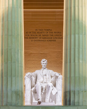 USA, Washington DC, Statue of Abraham Lincoln inside Lincoln Memorial