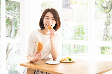 サラダを食べる女性 Wall Mural Wallpaper Murals Miya227
