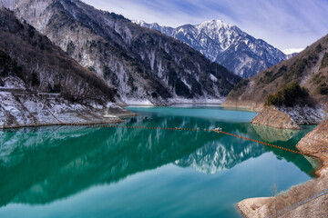 冬の晴れた日のダム湖の水面