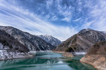 Obraz premium 冬の晴れた日のダム湖