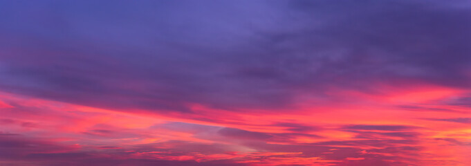 Obraz premium The morning sky looked like a bright golden sky. The sunrise is decorated with clouds in various shapes. Looks beautiful.