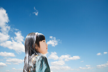 青空を見上げる女の子