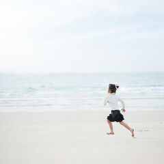 砂浜を走る女の子