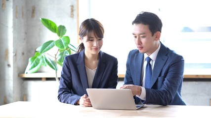 パソコンに注目するビジネスパーソン