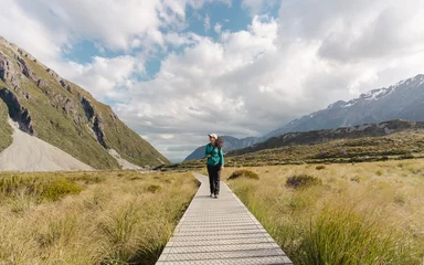 Tableaux ronds sur plexiglas Aoraki/Mount Cook Woman in Hooker Valley Track. Mount Cook National Park. New Zealand