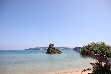 Fototapeta premium 小島とエメラルドグリーンの海