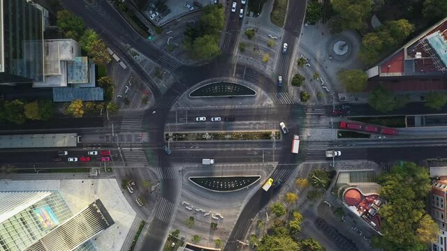 Zoom in al amanecer en pandemia de la Glorieta Insurgentes Sur y Rio Mixcoac Ciudad de Mexico