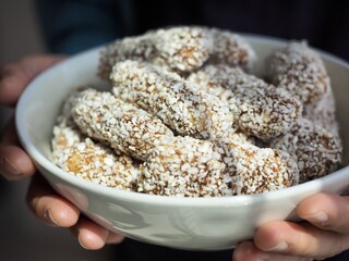 한국의 전통음식 유과, 한과, 여자손 
