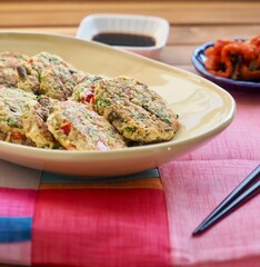 한국의 음식 동그랑땡과 간장과 김치 
