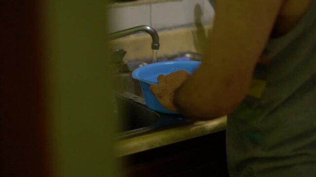 Fregar o lavar los trastes de la cocina