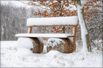 Holzbank im Schnee