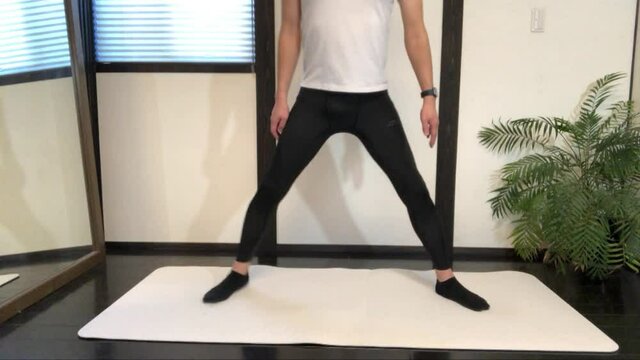 内転筋ストレッチ（内もも伸ばし）