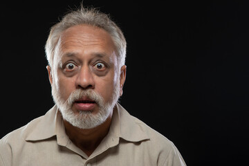 Fototapeta premium AN OLD MAN LOOKING AT CAMERA IN SHOCK 