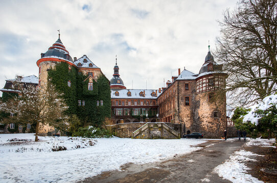 Schloss Laubach mit Schnee 