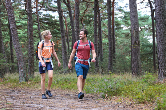 Junges Paar beim Wandern im Pfälzerwald