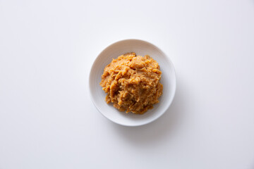 小皿に入れた味噌、白バック