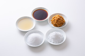 Fototapeta na wymiar 白背景に日本の調味料