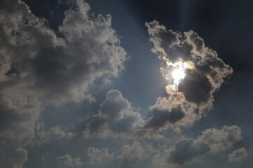 cielo azul con nubes
