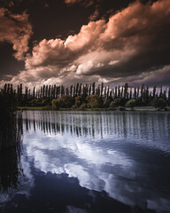 Obraz premium Dramatic cloud sky over the lake