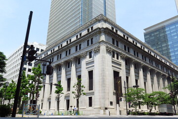 高層ビルと歴史のある建物