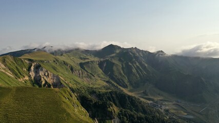 Obraz premium Chaine des puys et puy-de-Sancy en Auvergne