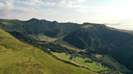 Obraz premium ville du Mont-Dore et du Puy-de-Sancy en Auvergne depuis le ciel