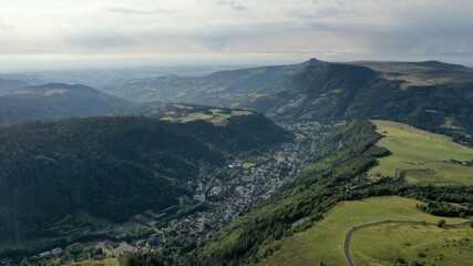 Fototapeta premium ville du Mont-Dore et du Puy-de-Sancy en Auvergne depuis le ciel